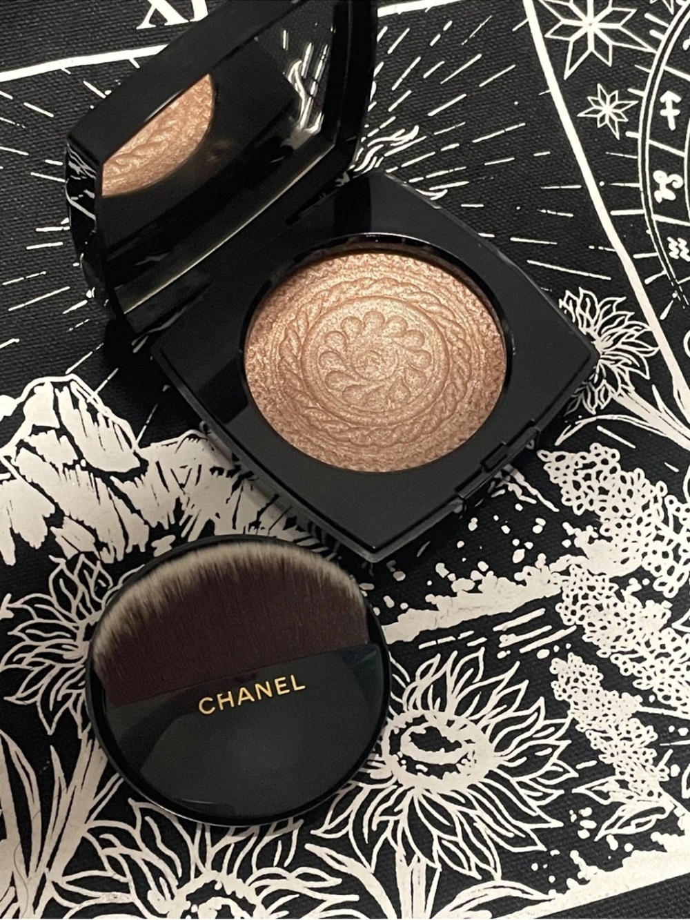 CHANEL Limited Edition Eclat Magnetique Illuminating Highlighter in Champagne